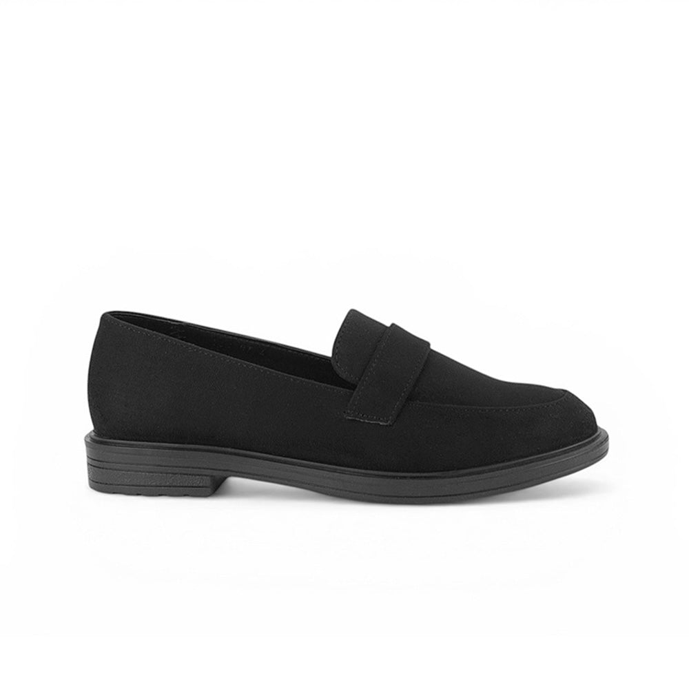 Vista lateral de mocasín negro para mujer con tira frontal y tacón bajo de 4cm