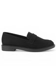 Vista lateral de mocasín negro para mujer con tira frontal y tacón bajo de 4cm
