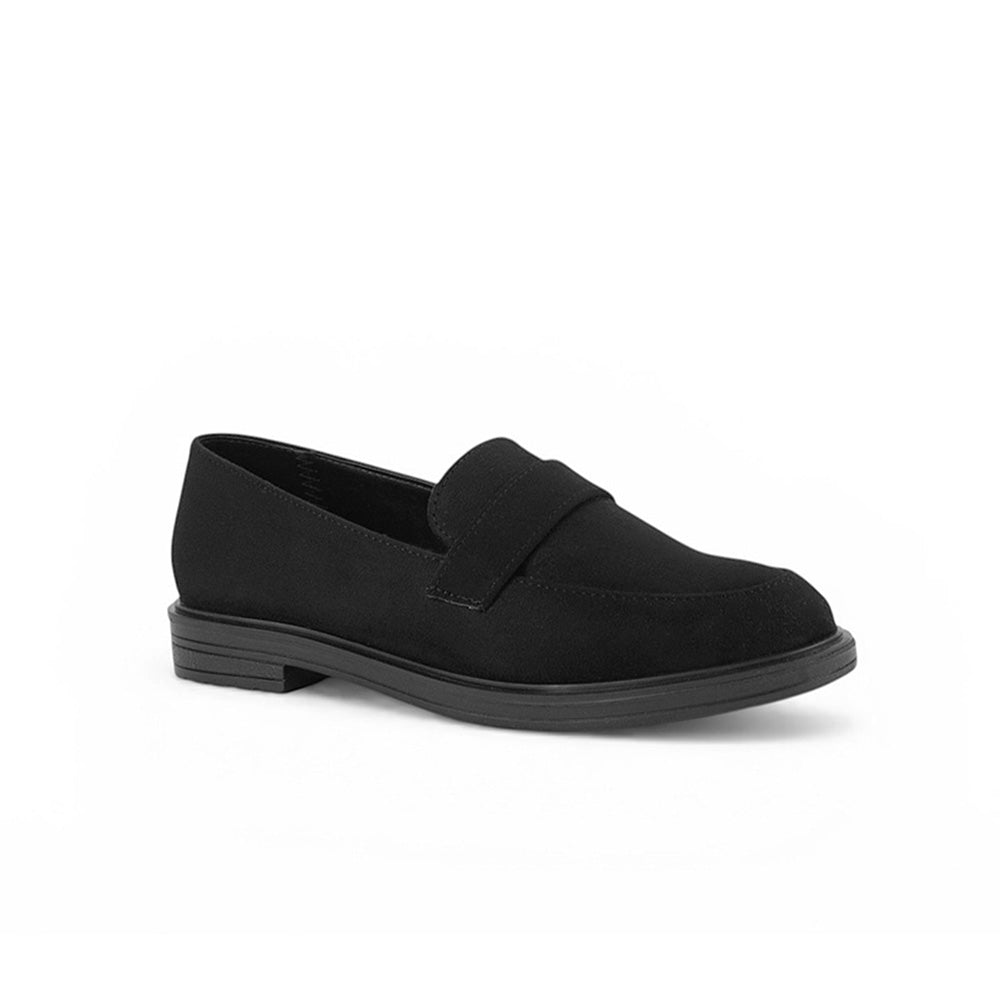 Vista diagonal de mocasín negro para mujer de meter con tacón bajo de 3cm y tira al frente 