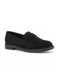 Vista diagonal de mocasín negro para mujer de meter con tacón bajo de 3cm y tira al frente 
