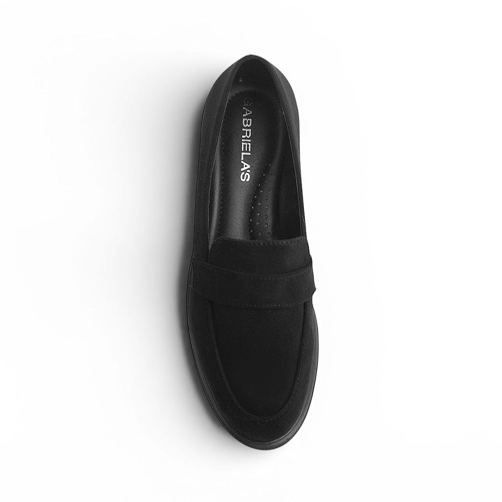 Vista superior de mocasín negro para mujer con tiral al frente, costura y punta redonda de meter