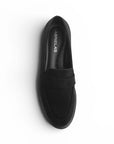 Vista superior de mocasín negro para mujer con tiral al frente, costura y punta redonda de meter