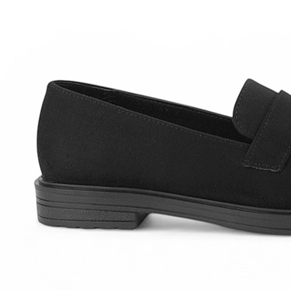 Vista trasera de tacón bajo 3cm en mocasín negro de meter para mujer con tira frontal costuras y punta redonda