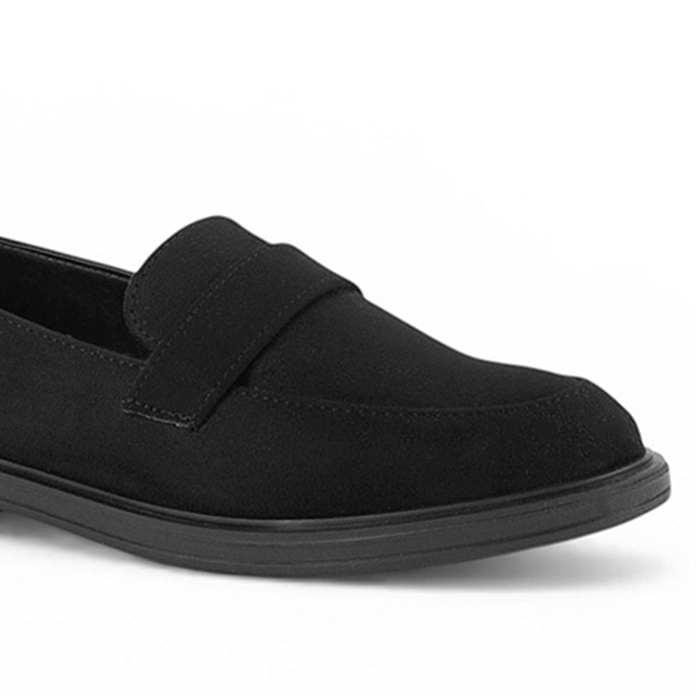 Vista de punta redonda con costura en mocasín negro de meter para mujer con tira frontal y tacón bajo 3cm