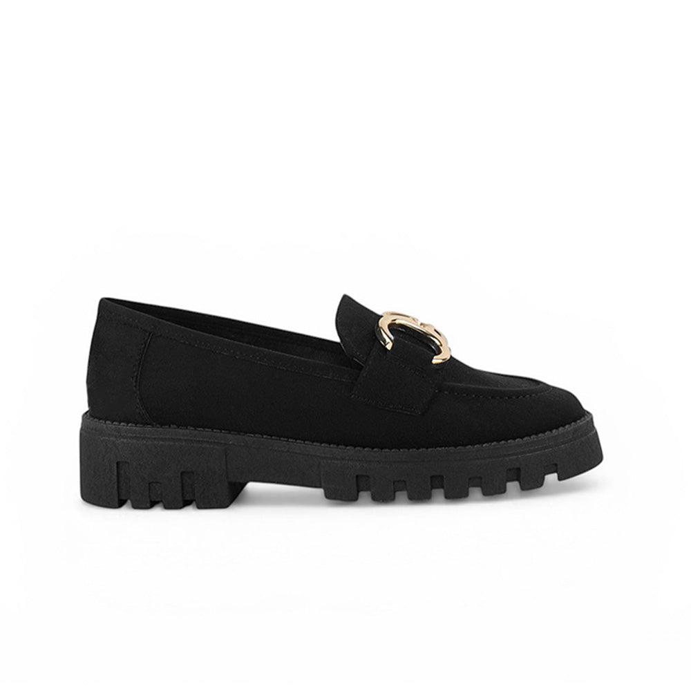 Vista lateral de mocasín negro para mujer con herraje y tacón bajo de 4cm 