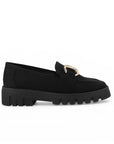 Vista lateral de mocasín negro para mujer con herraje y tacón bajo de 4cm 