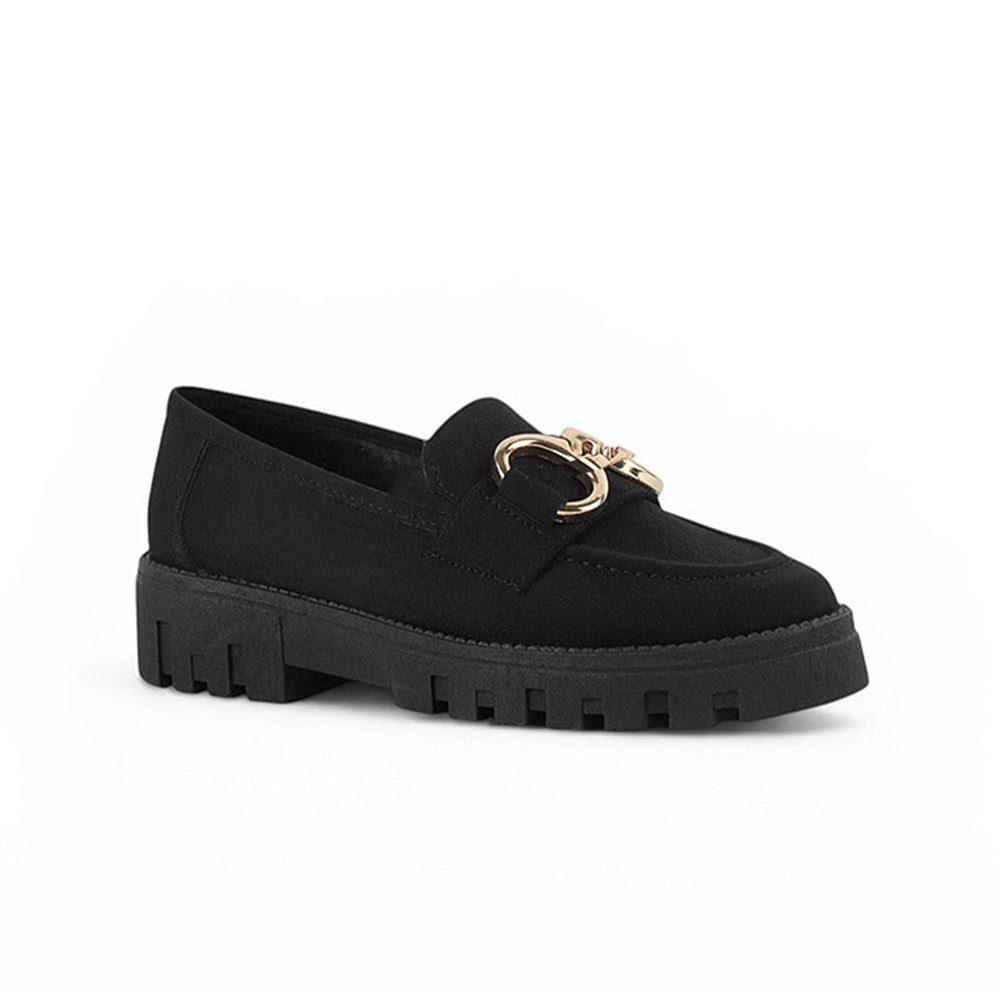 Vista diagonal de mocasín negro para mujer con tacón bajo de 4cm y herraje de adorno