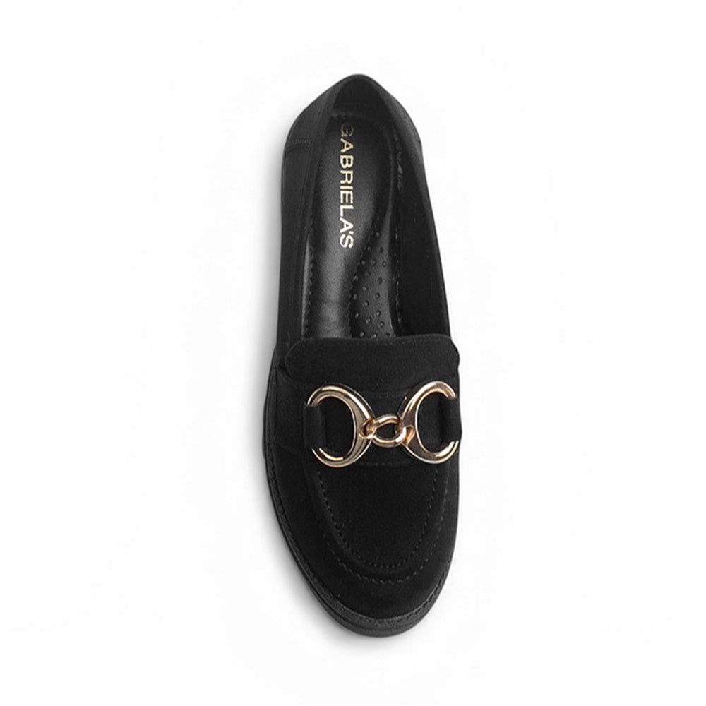 Vista superior de mocasín negro para mujer con herraje de adorno, punta redonda y costuras visibles
