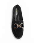 Vista superior de mocasín negro para mujer con herraje de adorno, punta redonda y costuras visibles