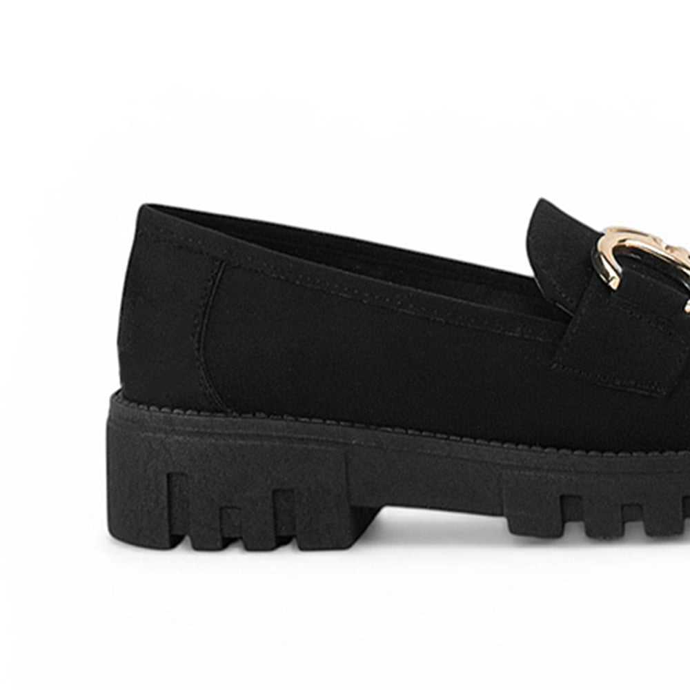 Vista trasera de tacón bajo 4cm en mocasín negro para mujer con herraje de adorno y punta redondo