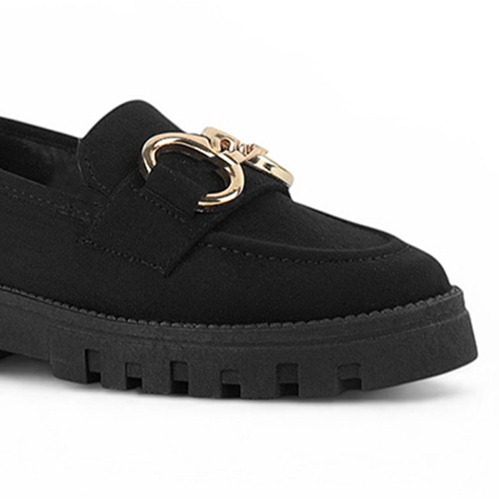 Vista a detalle de punta redonda en mocasín negro para mujer con herraje y costuras visibles