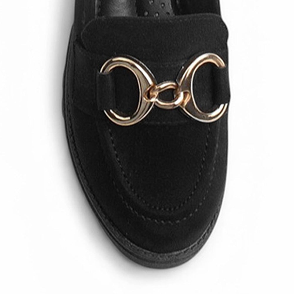 Vista de material durazno en mocasín negro para mujer con herraje, punta redonda y tacón bajo de 4cm