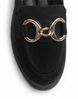 Vista de material durazno en mocasín negro para mujer con herraje, punta redonda y tacón bajo de 4cm