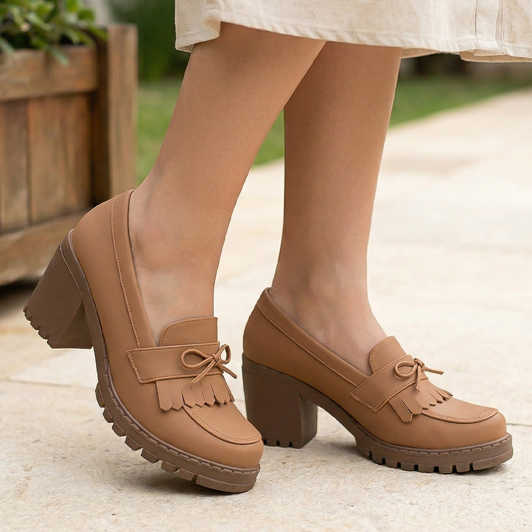Mocasines cafés para dama con detalles al frente de plataforma y tacón medio 8 cm 