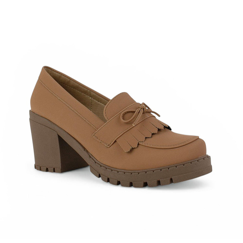 Vista diagonal del mocasín café con detalles al frente y tacón medio 8 cm para dama 