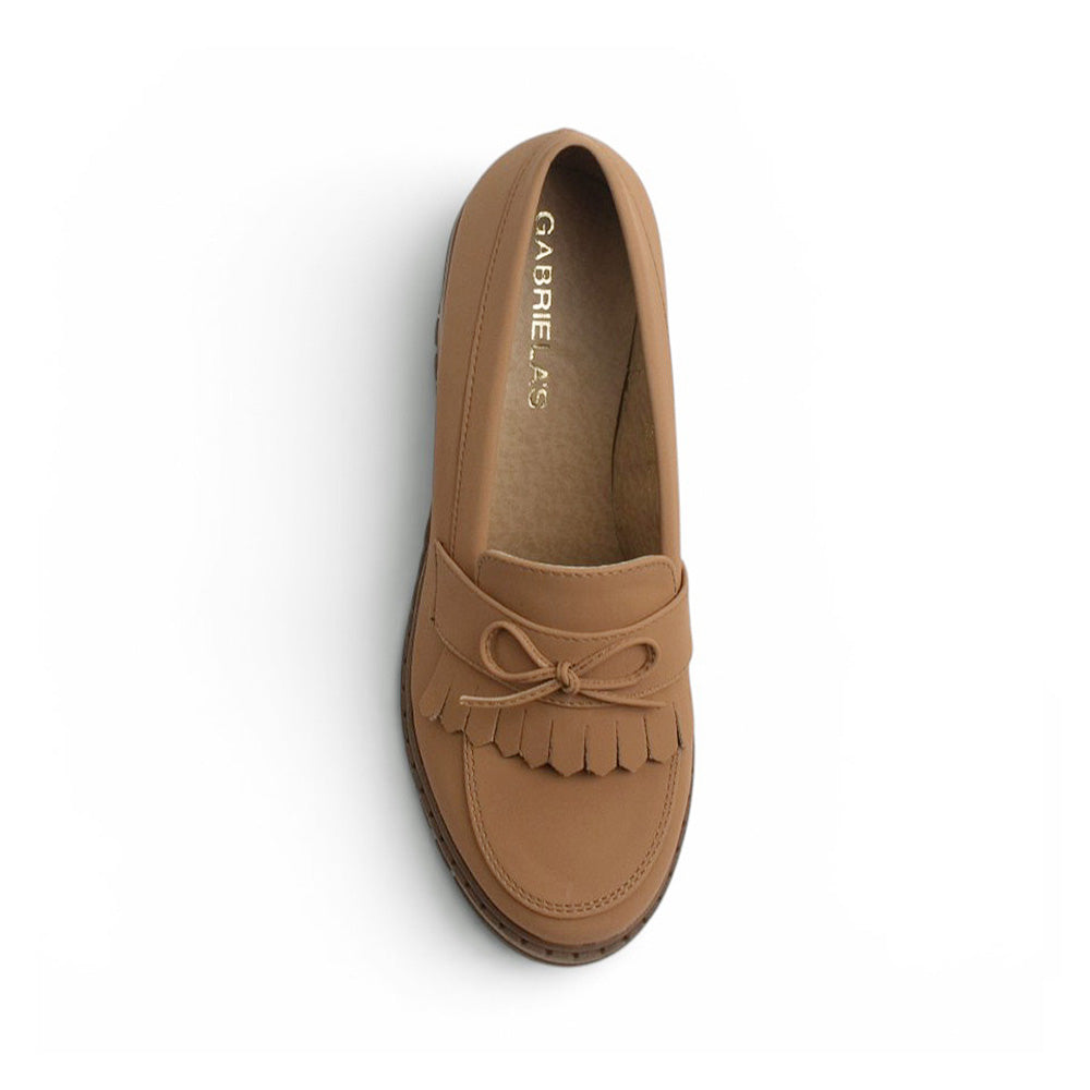 Vista superior de mocasín café para dama con detalles al frente, plataforma y tacón medio 8cm 