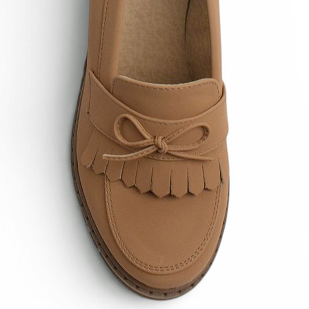Vista del detalle en moño y flecos del mocasín café para dama con tacón medio 8 cm 