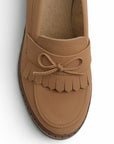 Vista del detalle en moño y flecos del mocasín café para dama con tacón medio 8 cm 