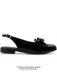 Vista lateral de flat negro para dama de piso con pulsera ajustable y moño en el empeine