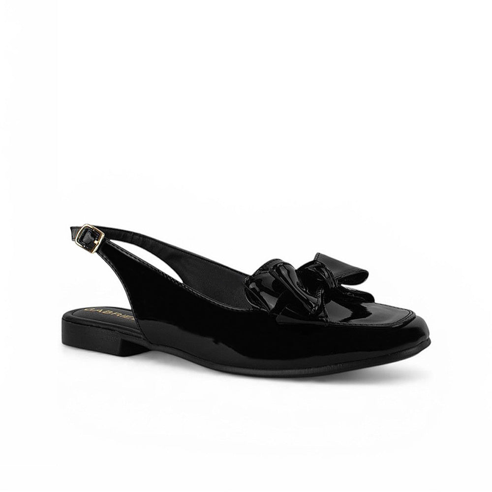 Vista diagonal de flat negro para dama con moño en el empeine y pulsera ajustable 