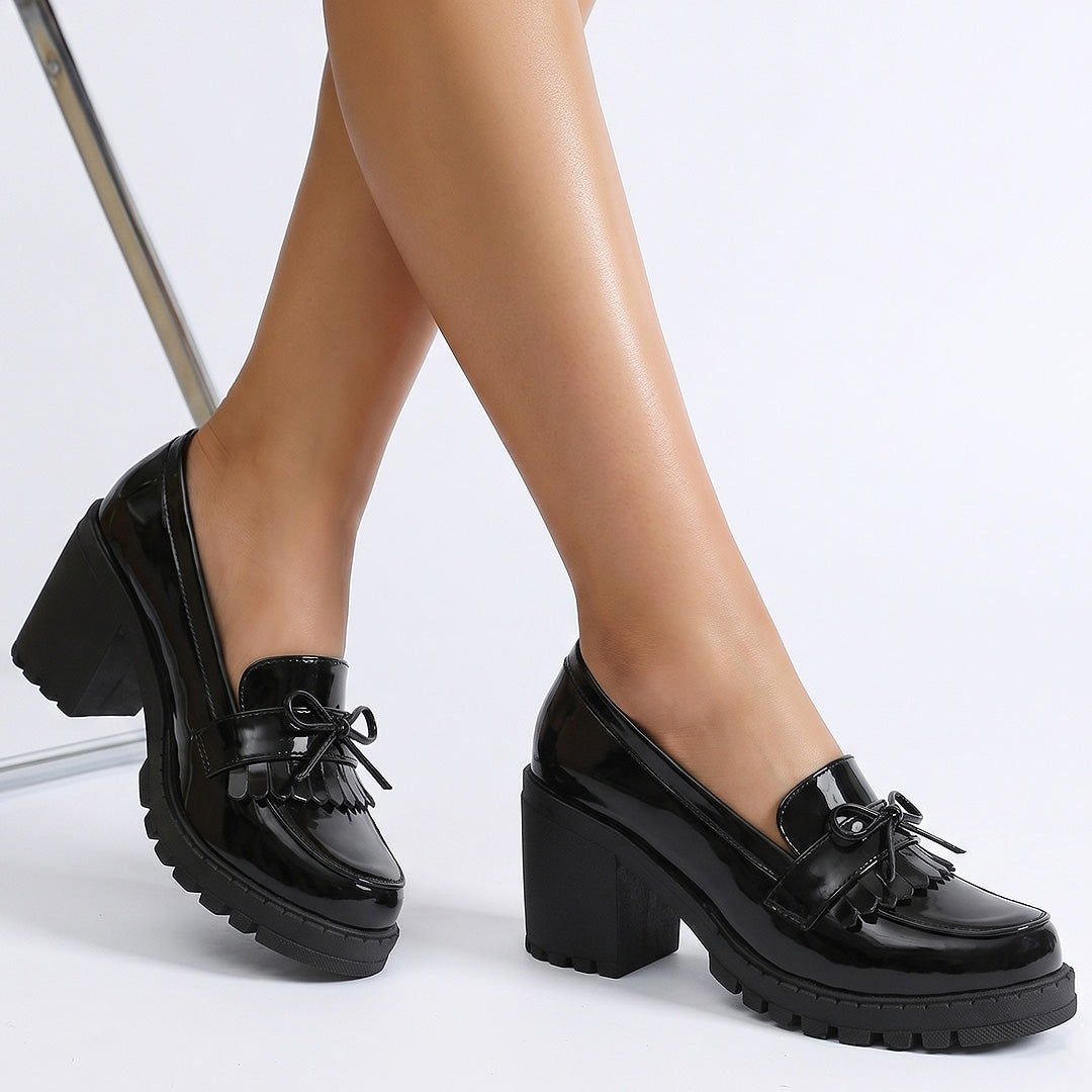 Mocasines negros para dama con detalles al frente de plataforma y tacón medio 8 cm 