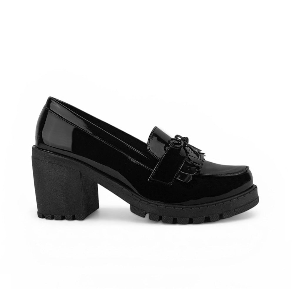 Vista lateral de mocasín negro con  detalles laterales, plataforma y tacón medio 8 cm para dama  