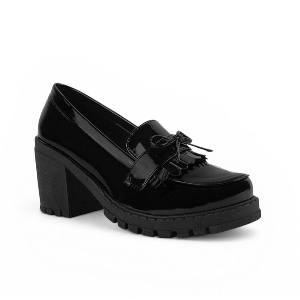 Vista diagonal del mocasín negro con detalles al frente y tacón medio 8 cm para dama 
