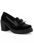 Vista diagonal del mocasín negro con detalles al frente y tacón medio 8 cm para dama 