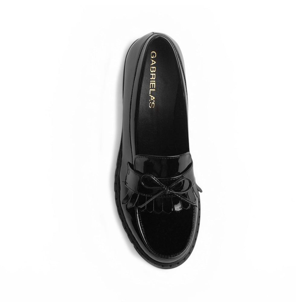 Vista superior de mocasín negro para dama con detalles al frente, plataforma y tacón medio 8cm 