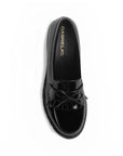 Vista superior de mocasín negro para dama con detalles al frente, plataforma y tacón medio 8cm 