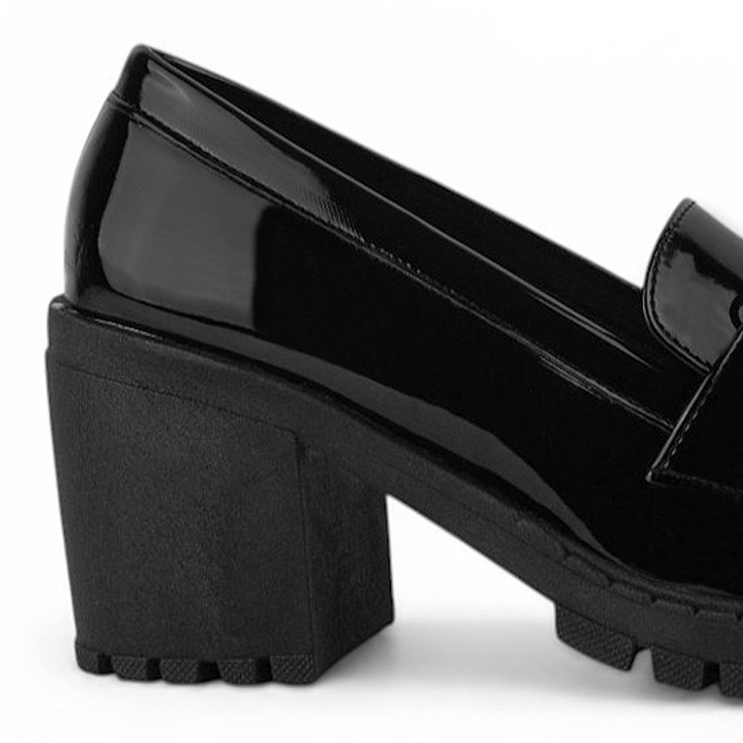 Vista trasera del tacón medio 8cm del mocasín negro para dama con detalles al frente 