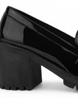 Vista trasera del tacón medio 8cm del mocasín negro para dama con detalles al frente 