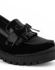Detalle del material charol de mocasín negro para dama con detalles al frente, plataforma y tacón medio 8 cm