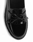 Vista del detalle en moño y flecos del mocasín negro para dama con tacón medio 8 cm 