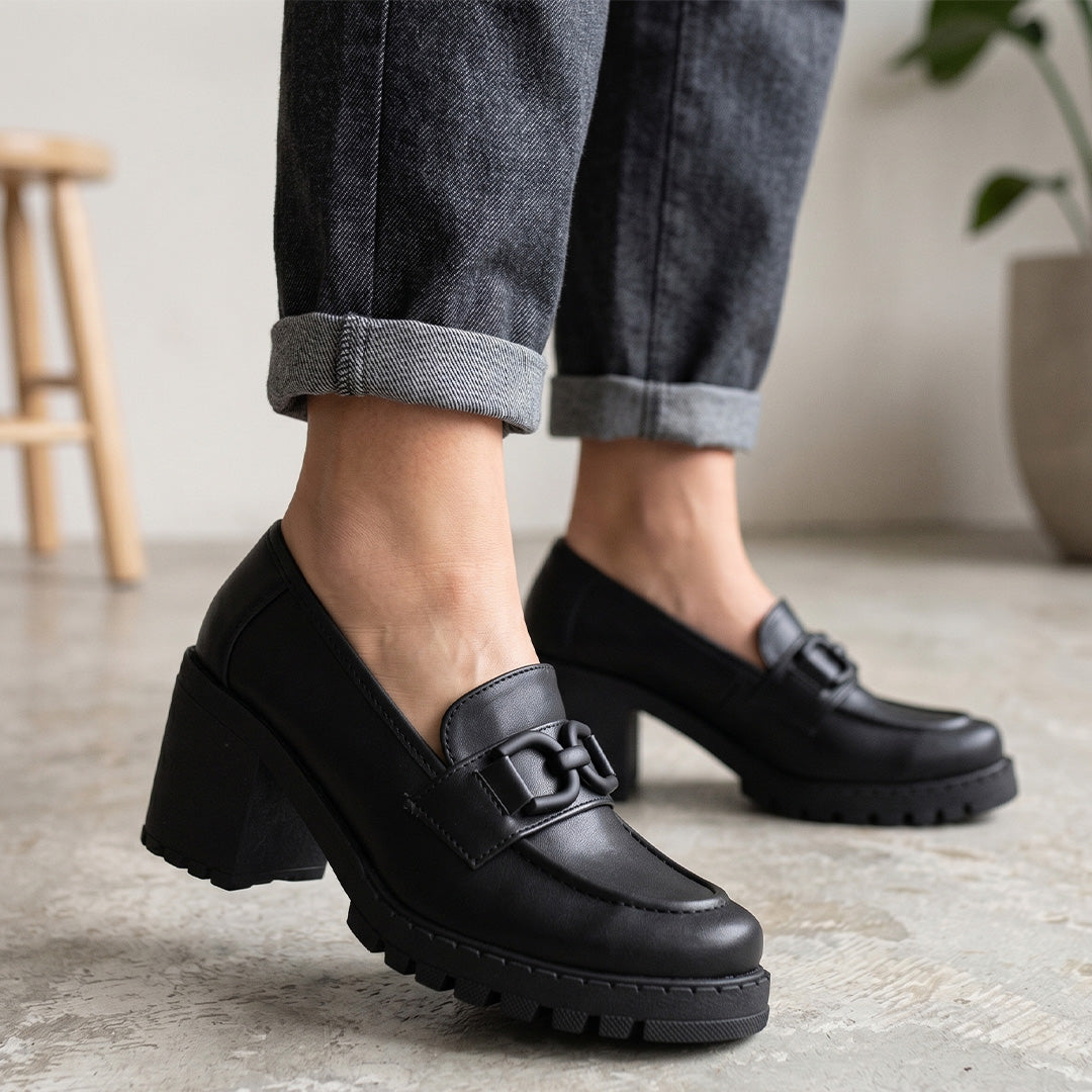 Mocasines negros de punta redonda con herraje decorativo, suela chunky tipo track y tacón grueso tamaño medio 8cm para dama 