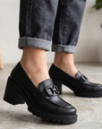 Mocasines negros de punta redonda con herraje decorativo, suela chunky tipo track y tacón grueso tamaño medio 8cm para dama 
