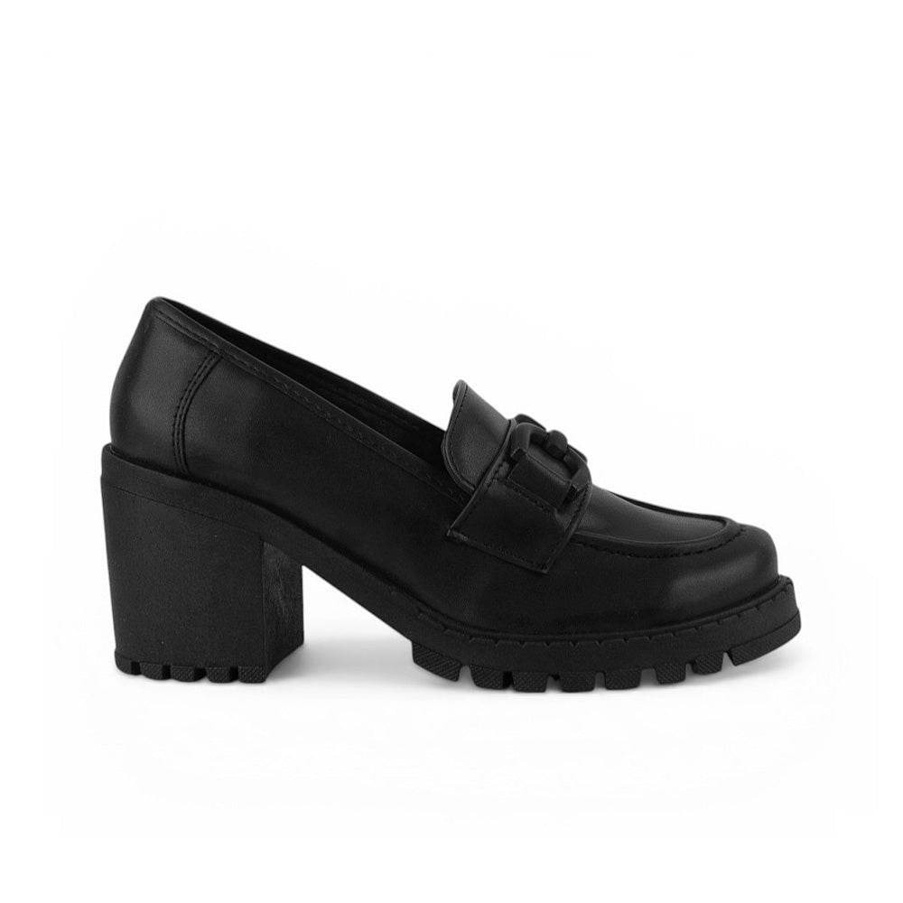 Vista lateral del mocasín negro para dama tipo chunky con tacón grueso tamaño medio 8cm y herraje decorativo