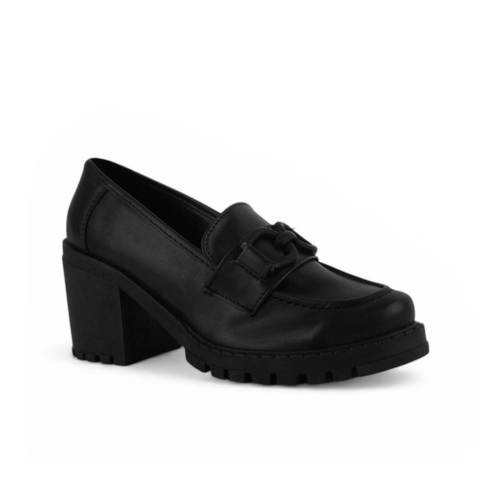 Vista diagonal del mocasín negro para dama con punta redonda herraje decorativo y tacón grueso tamaño medio 8cm 