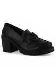 Vista diagonal del mocasín negro para dama con punta redonda herraje decorativo y tacón grueso tamaño medio 8cm 