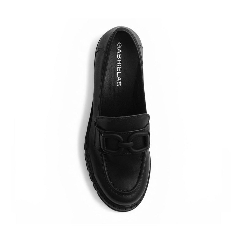 Vista superior del mocasín negro con herraje decorativo punta redonda y suela tipo chunky de tacón medio 8cm 