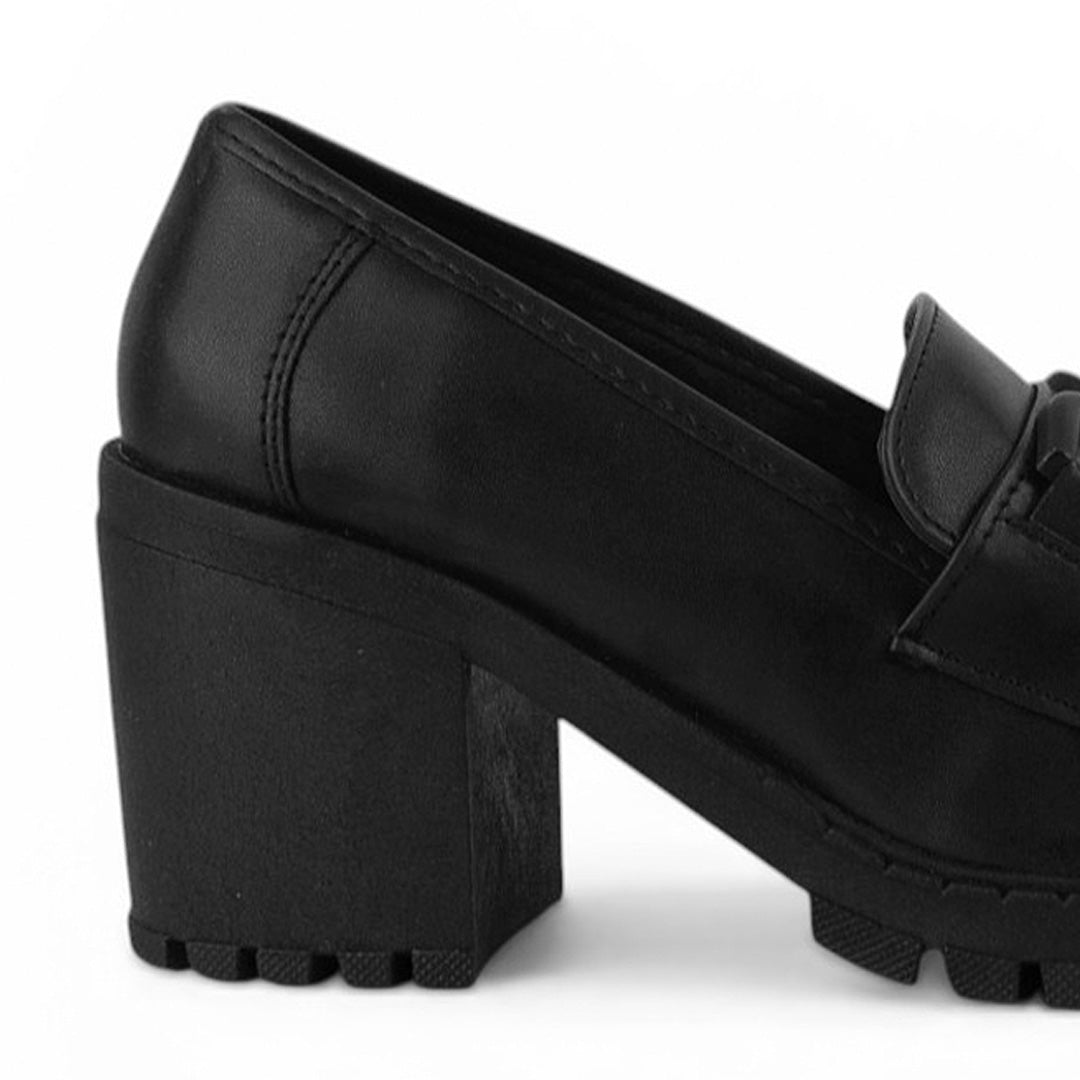 Vista trasera del tacón grueso tamaño medio 8cm en el mocasín negro con punta redonda y plataforma chunky  para dama  