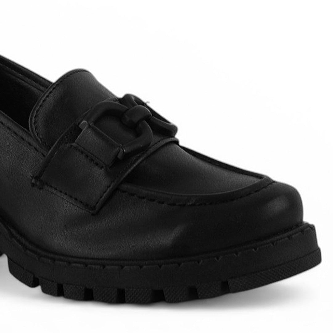 Detalle del material cabra sintético en el mocasín negro con punta redonda y herraje decorativo para dama  