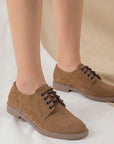Mocasines cafés para mujer de tacón bajo 3cm con agujetas 