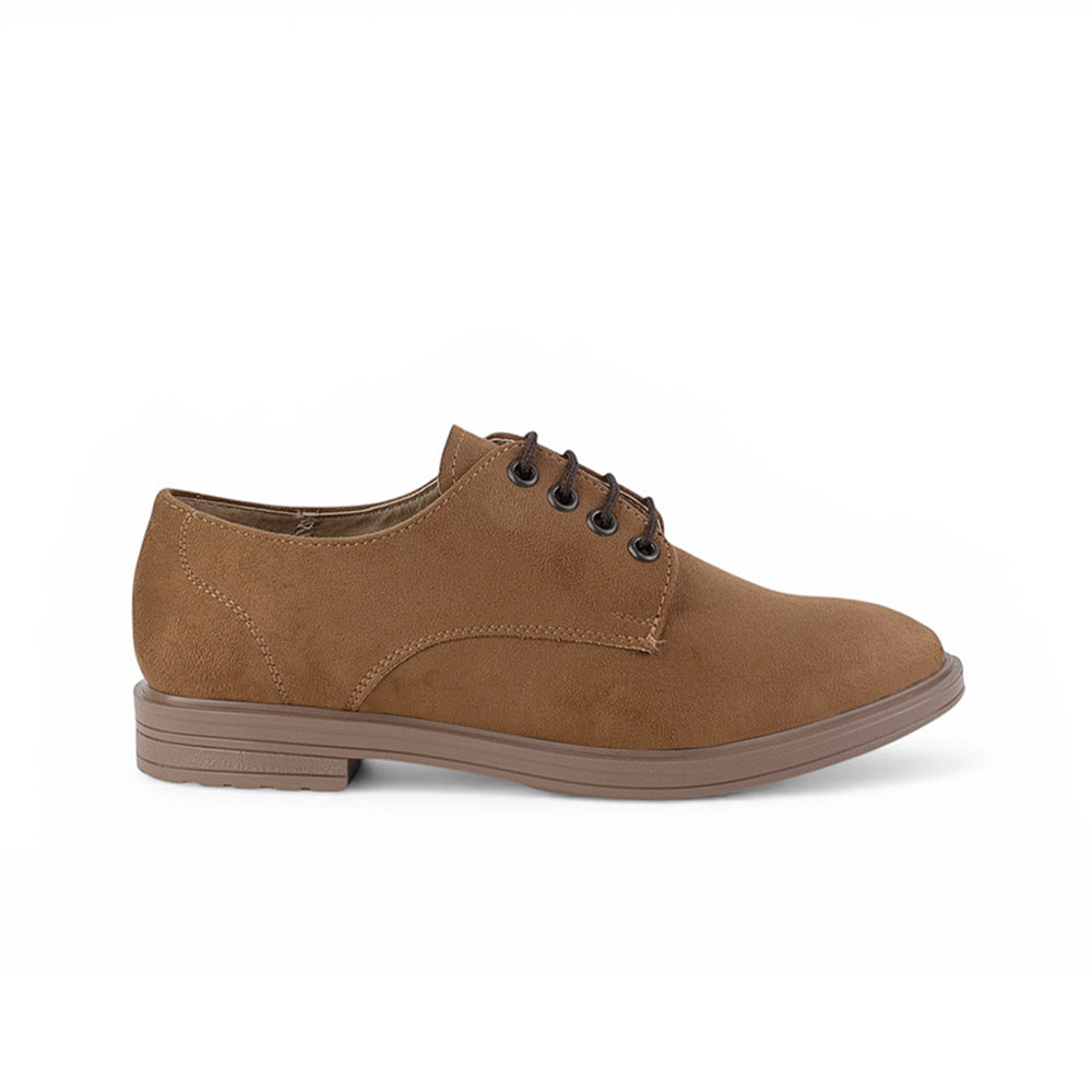 Vista lateral de mocasín cafe para mujer con agujetas y tacón bajo de 3cm de punta fina 