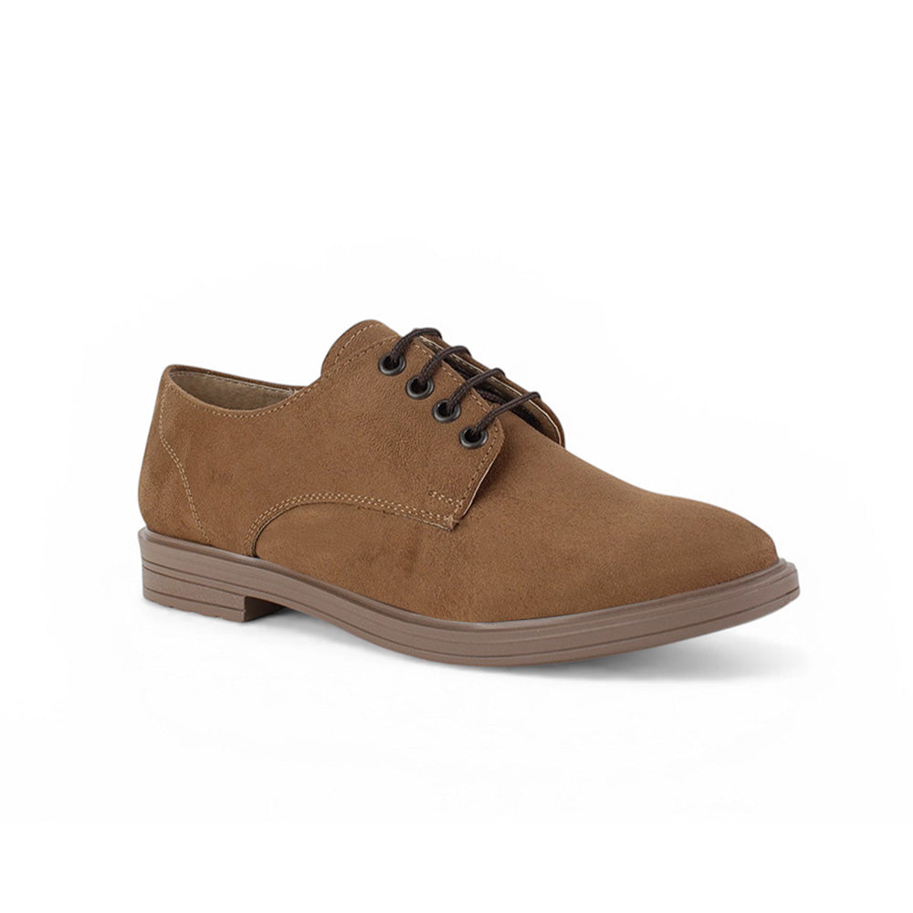 Vista diagonal de mocasín cafe para mujer con agujetas, punta fina y tacón bajo de 3cm