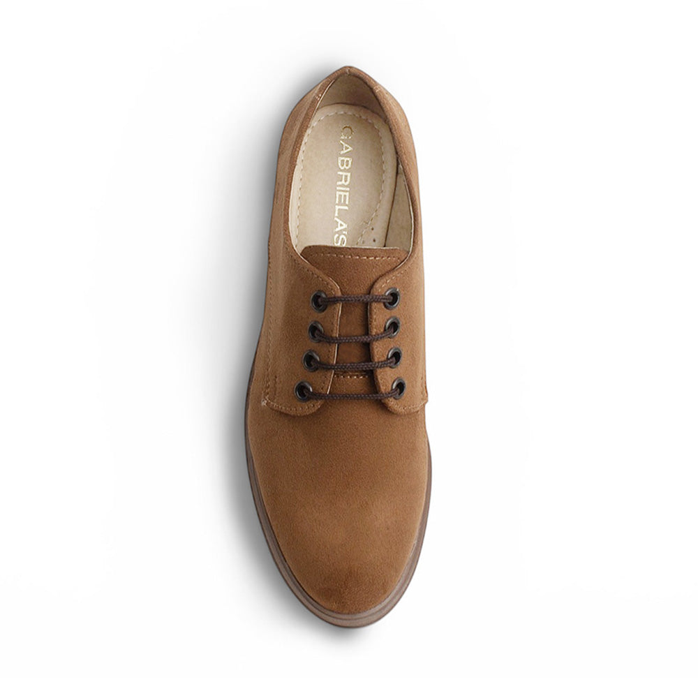 Vista superior de mocasín cafe para mujer con agujetas, punta fina y tacón bajo de 3cm
