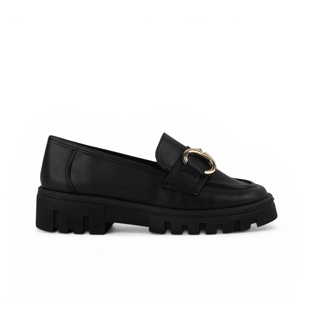 Vista lateral de mocasín negro para mujer con herraje y tacón bajo de 4cm 