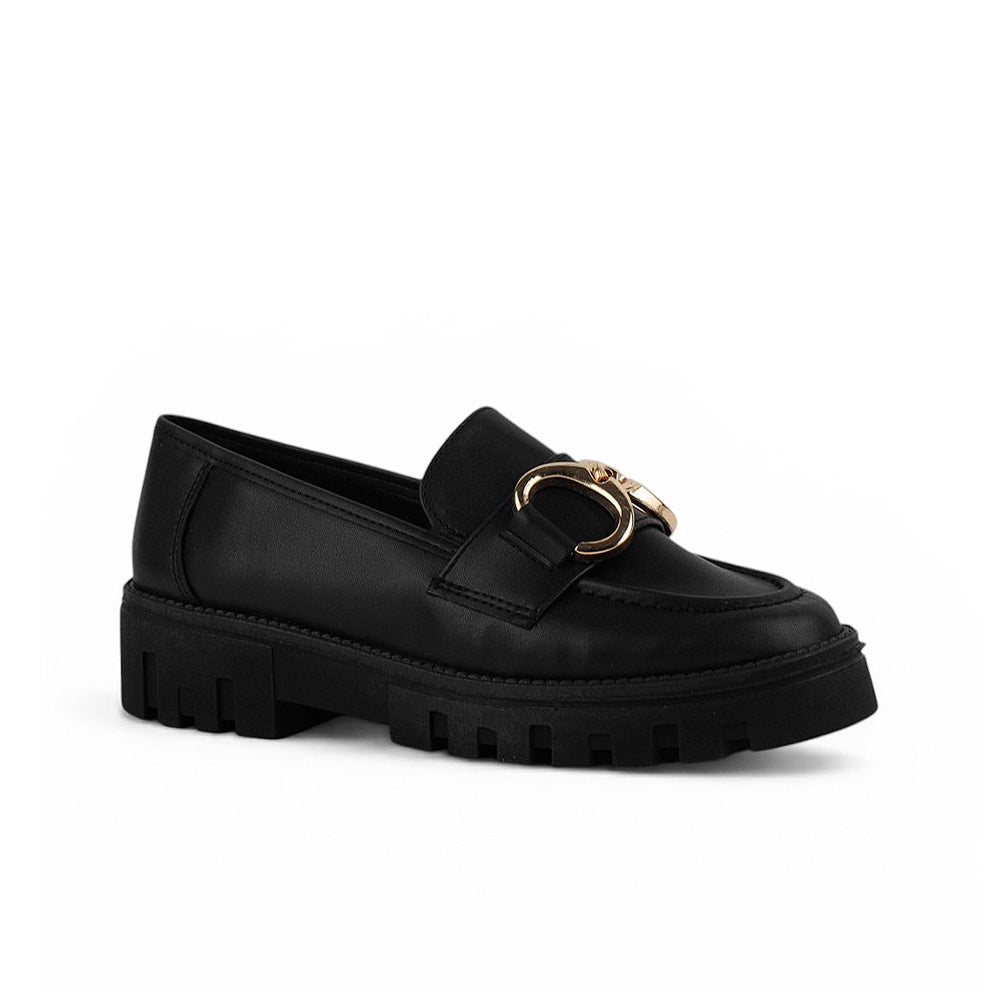 Vista diagonal de mocasín negro para mujer con tacón bajo de 4cm y herraje de adorno