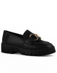 Vista diagonal de mocasín negro para mujer con tacón bajo de 4cm y herraje de adorno