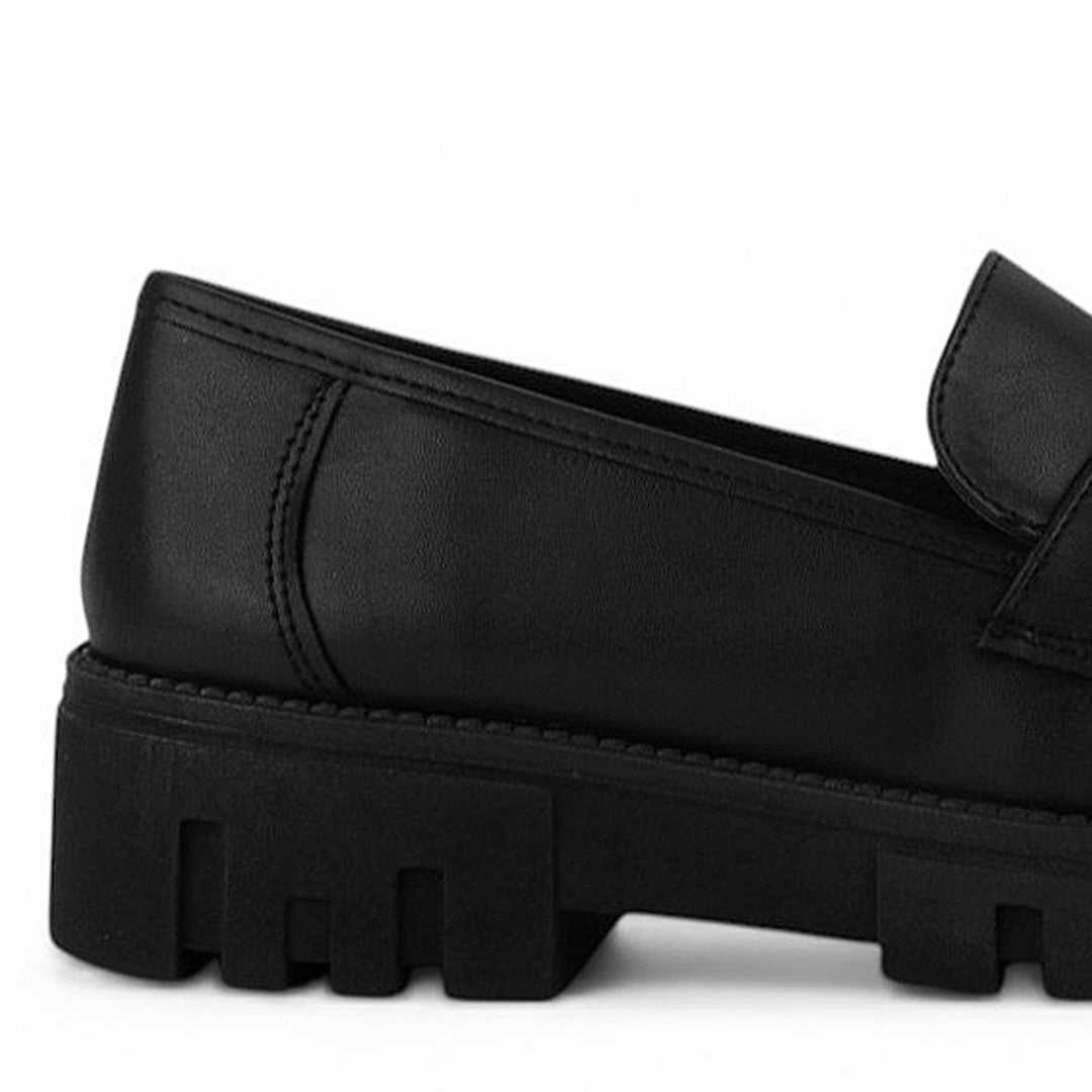 Vista trasera de tacón bajo 4cm en mocasín negro para mujer con herraje de adorno y punta redondo